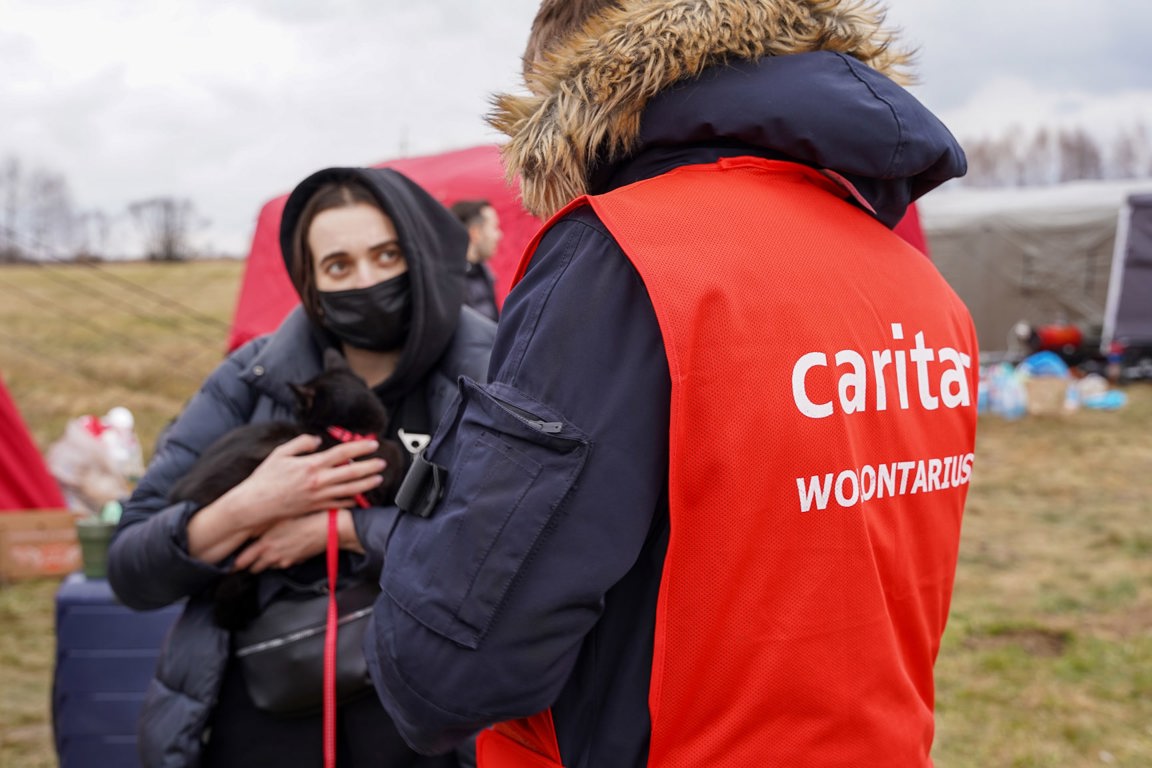 Assistance to woman at Ukraine-Poland border