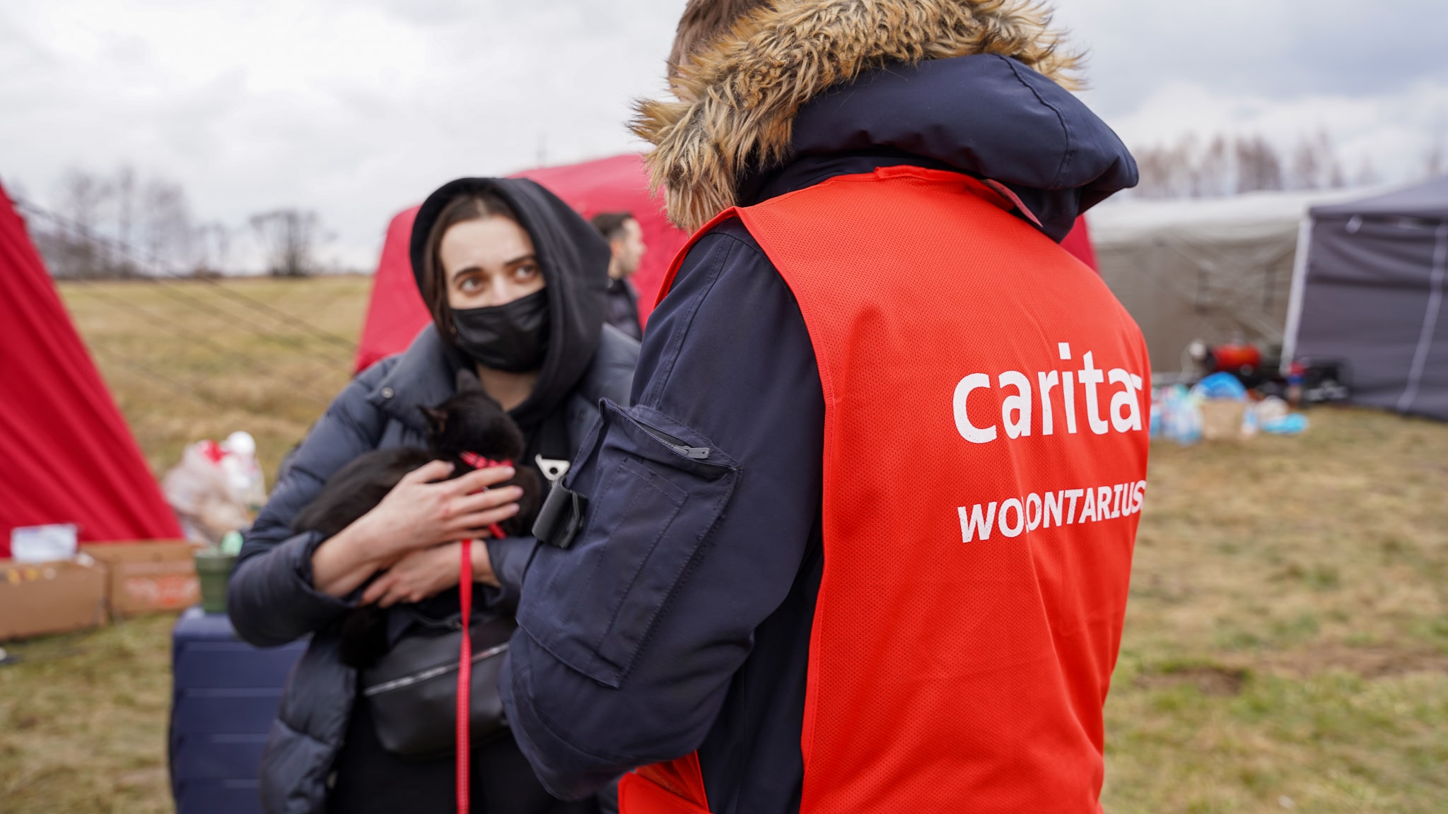 Assistance to woman at Ukraine-Poland border