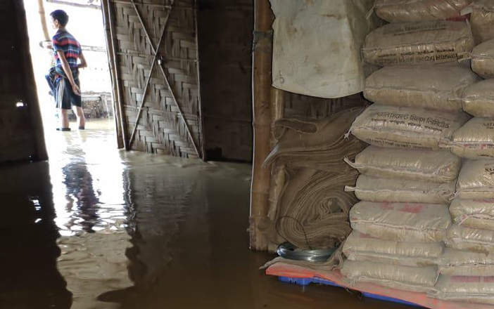 Volunteers Trying To Protect Stores From Floodwaters. Photo Caritas Bangladesh